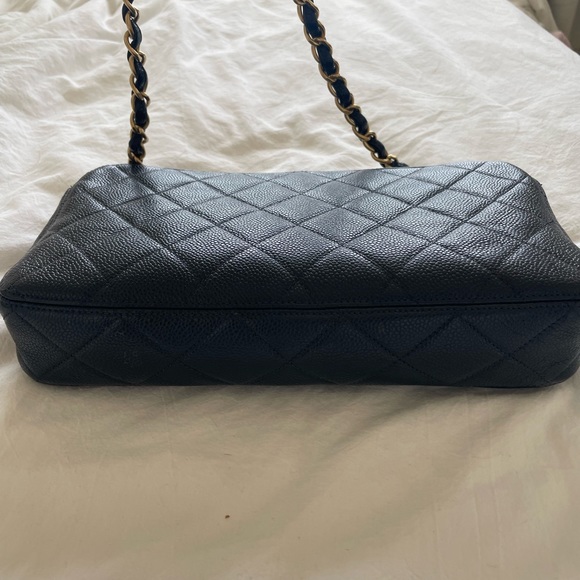 Authentic vintage Chanel Camera Shoulder Bag - Picture 3 of 8